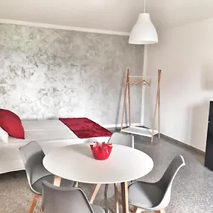  Сasa de vacaciones Red Tower Venice - 2 Mins From Vce Airport- Free Wifi